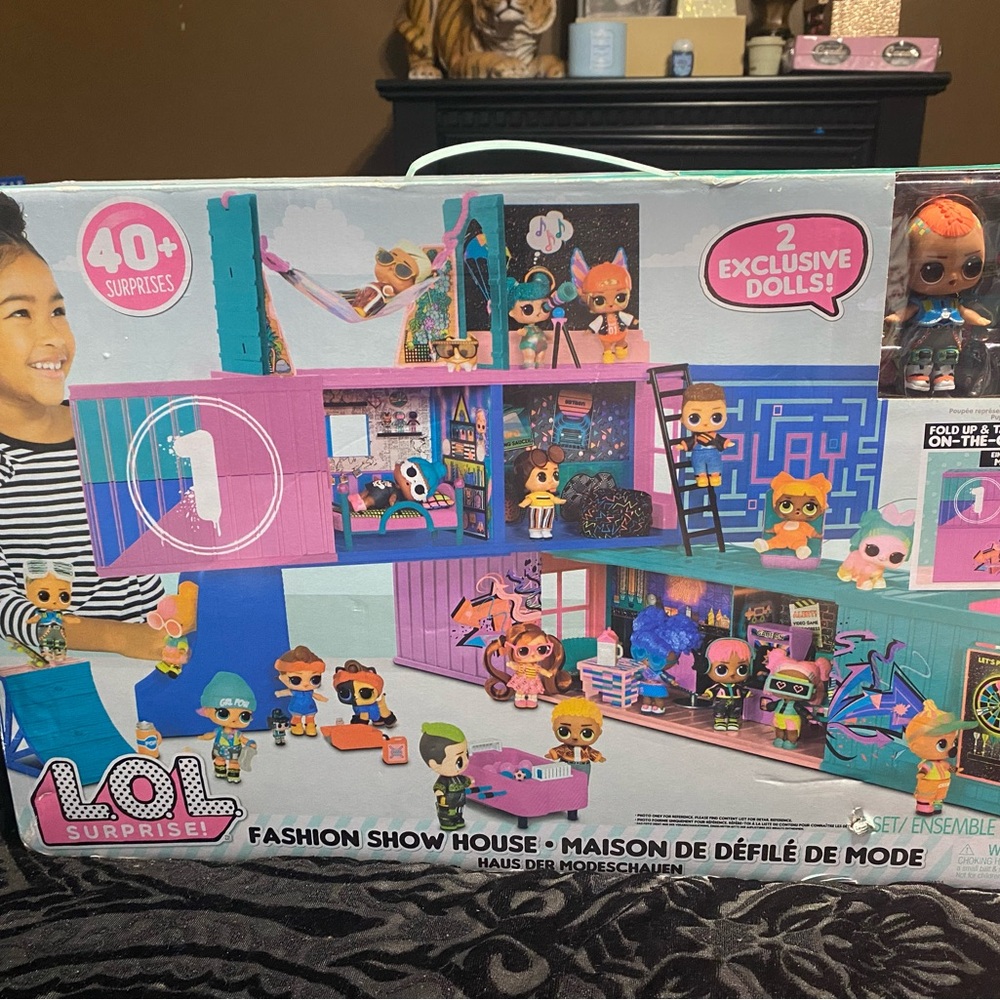 L.O.L. Surprise! Fashion Show House - Colorful Playset with 2 Exclusive Dolls